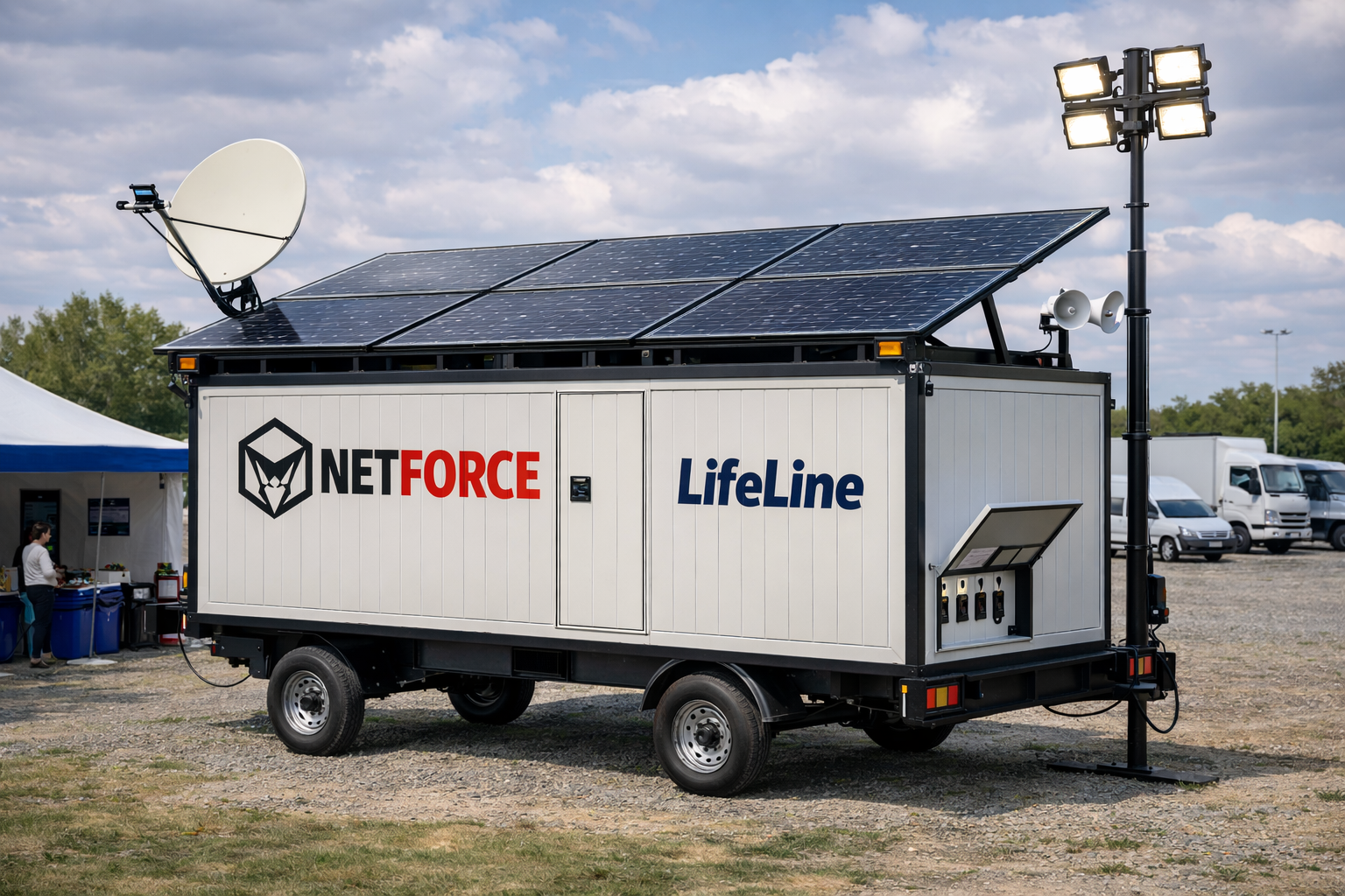 LifeLine açık alanda solar paneller, aydınlatma direği ve uydu antenleriyle konuşlanmış